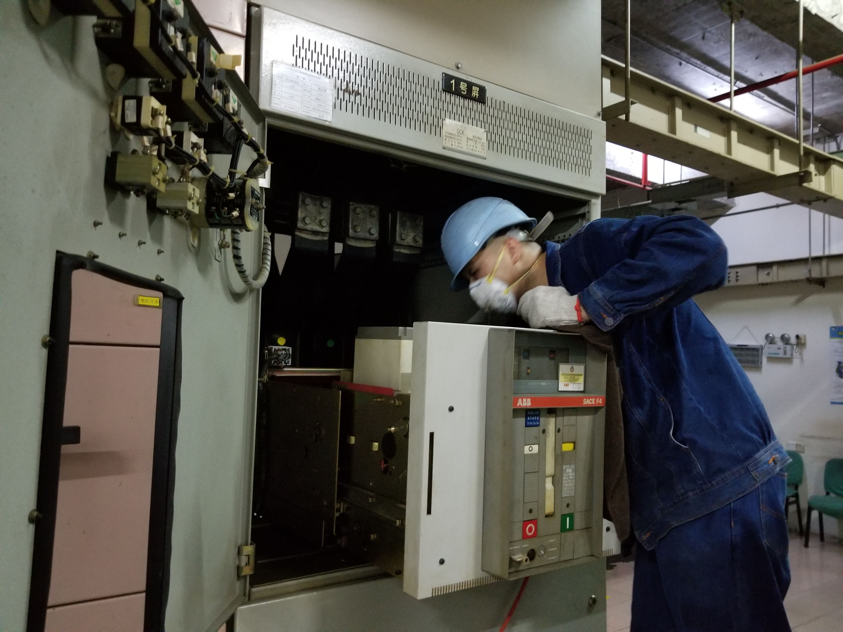 為保障用電安全，廣州華盛大廈進行配電房維保工作