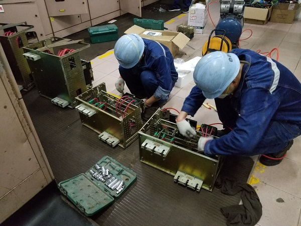 政府單位定期對(duì)配電房檢測(cè)維保，以電力保障為群眾提供服務(wù)