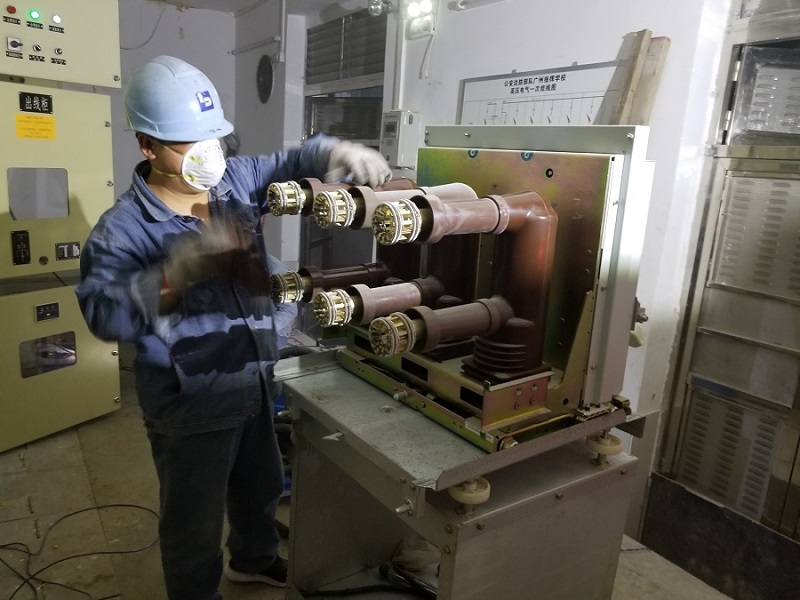 學(xué)校須定期進(jìn)行配電房維保，防止工作電路老化發(fā)生故障